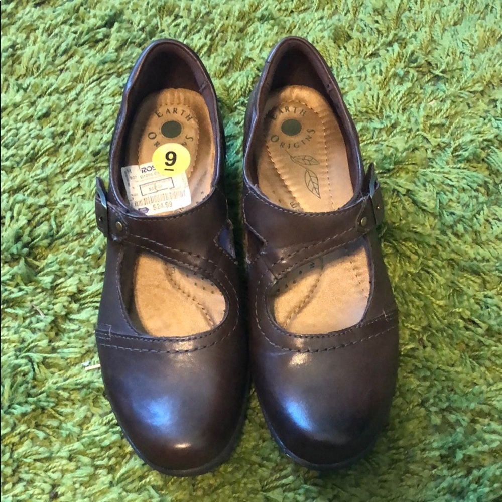 Brown wedge heel shoe